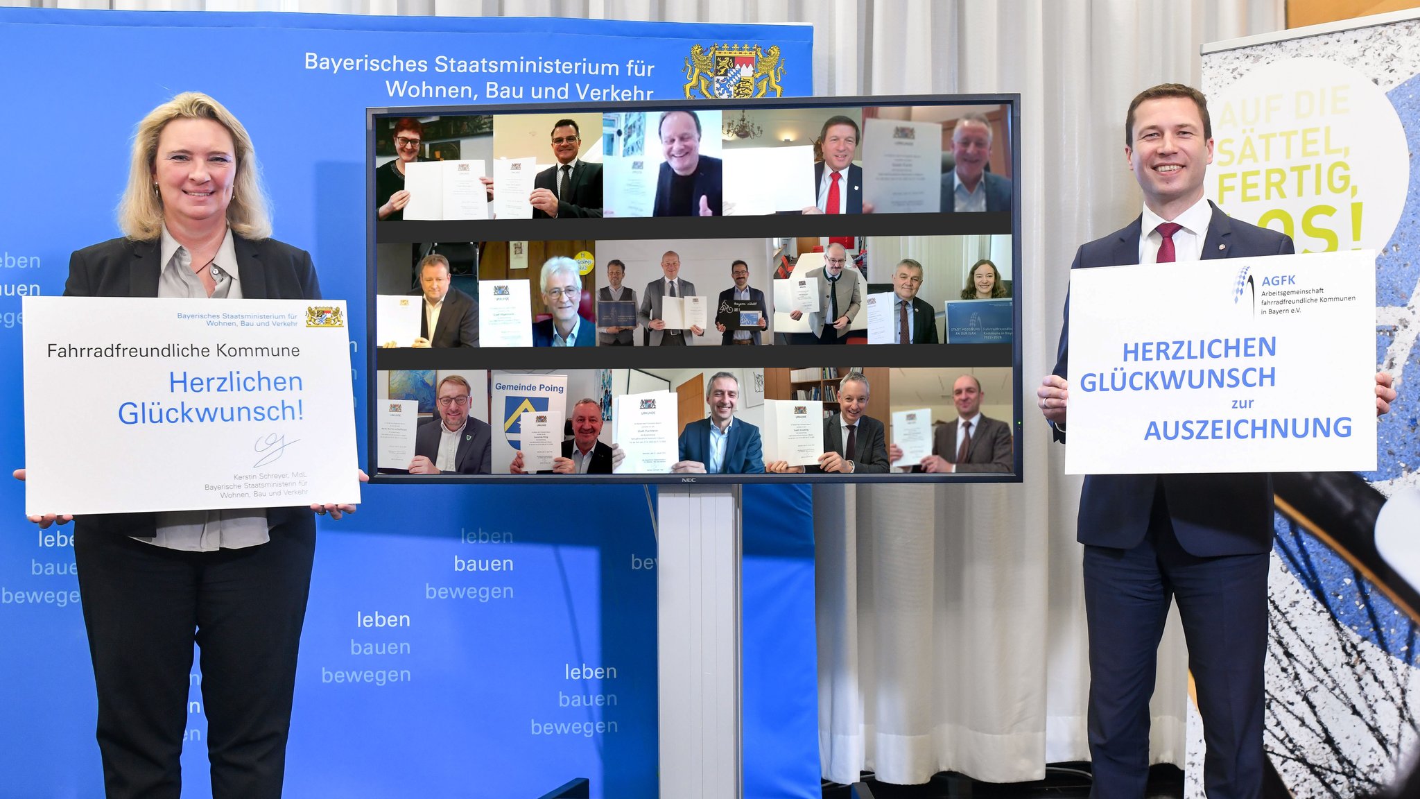 Gruppenbild der neu ausgezeichneten fahrradfreundlichen Kommunen mit Verkehrsministerin Schreyer und AGFK-Vorsitzendem Matthias Dießl