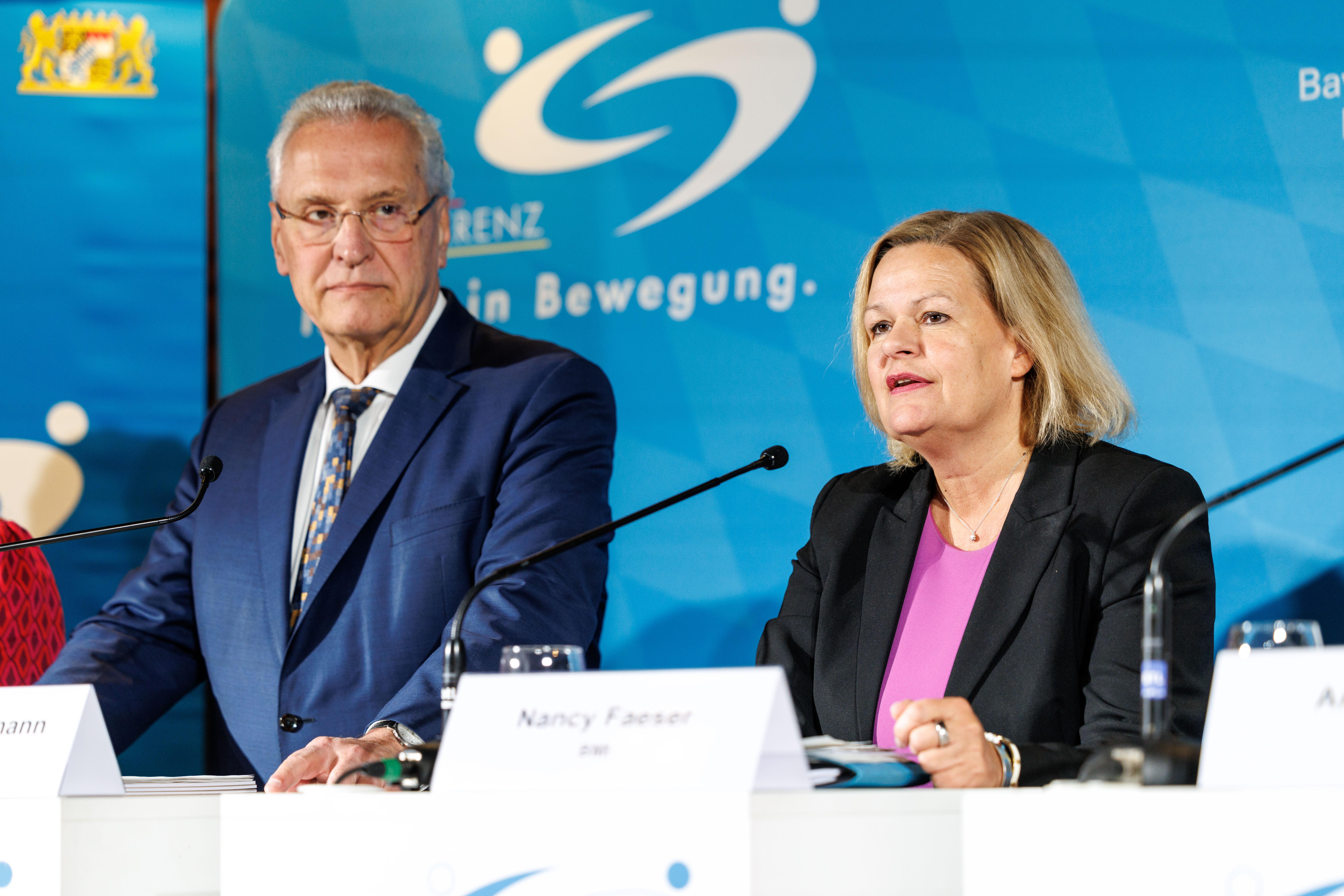 Bayerns Sportministerminister Joachim Herrmann (CSU) und Bundessportministerin Nancy Faeser (SPD)