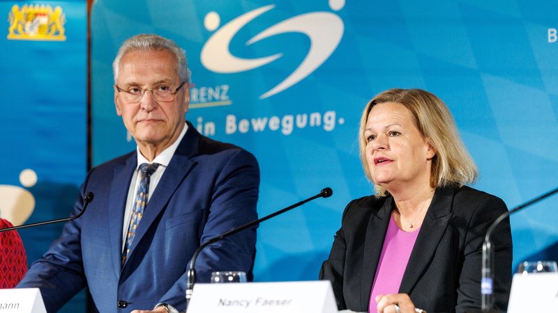 Bayerns Sportministerminister Joachim Herrmann (CSU) und Bundessportministerin Nancy Faeser (SPD) | Bild: picture-alliance/dpa Bayerns Sportministerminister Joachim Herrmann (CSU) und Bundessportministerin Nancy Faeser (SPD)