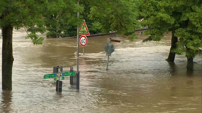 Binnen Stunden hat starker Regen am Freitag das Saarland in großen Teilen unter Wasser gesetzt. 