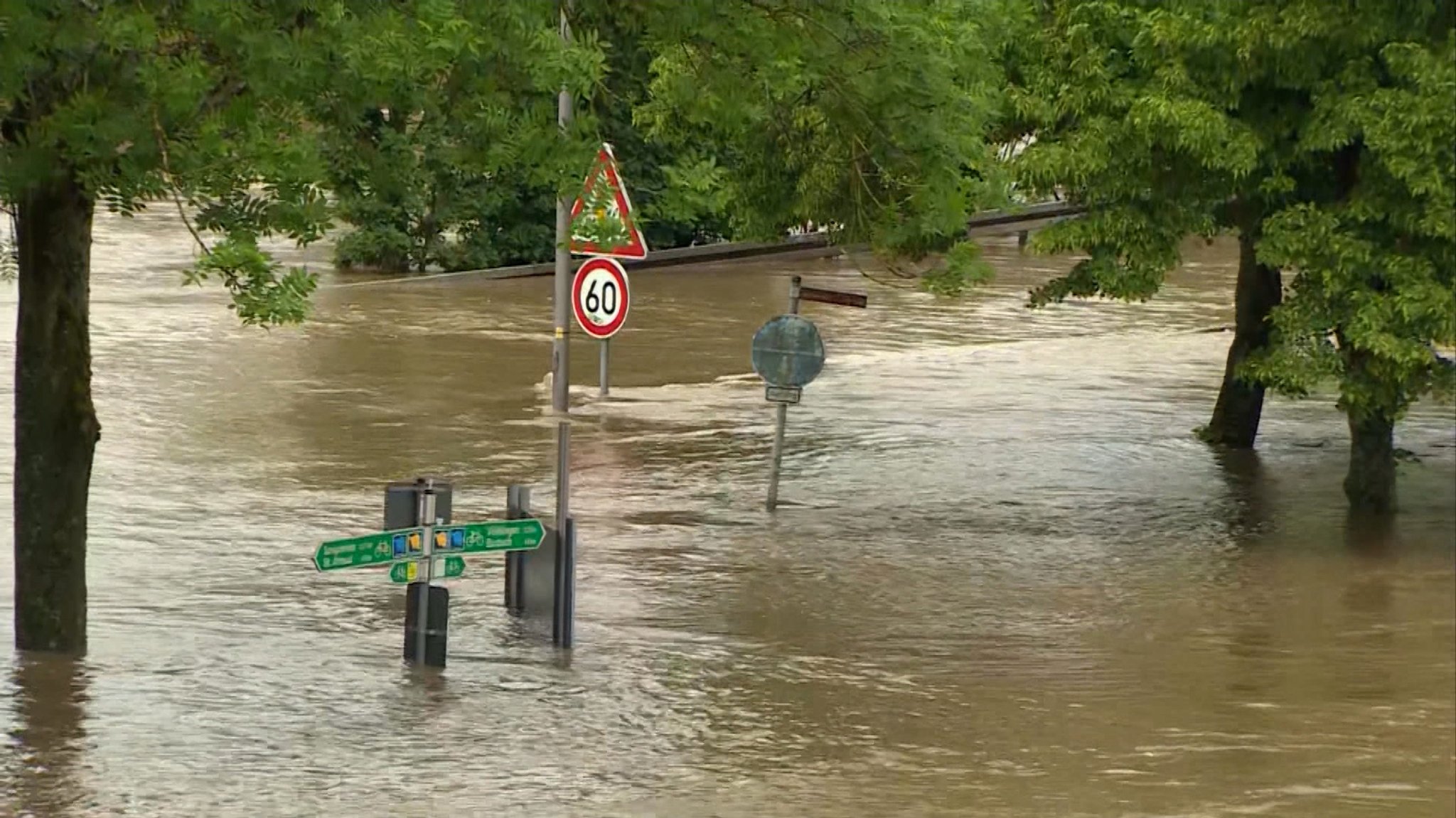 Binnen Stunden hat starker Regen am Freitag das Saarland in großen Teilen unter Wasser gesetzt. 