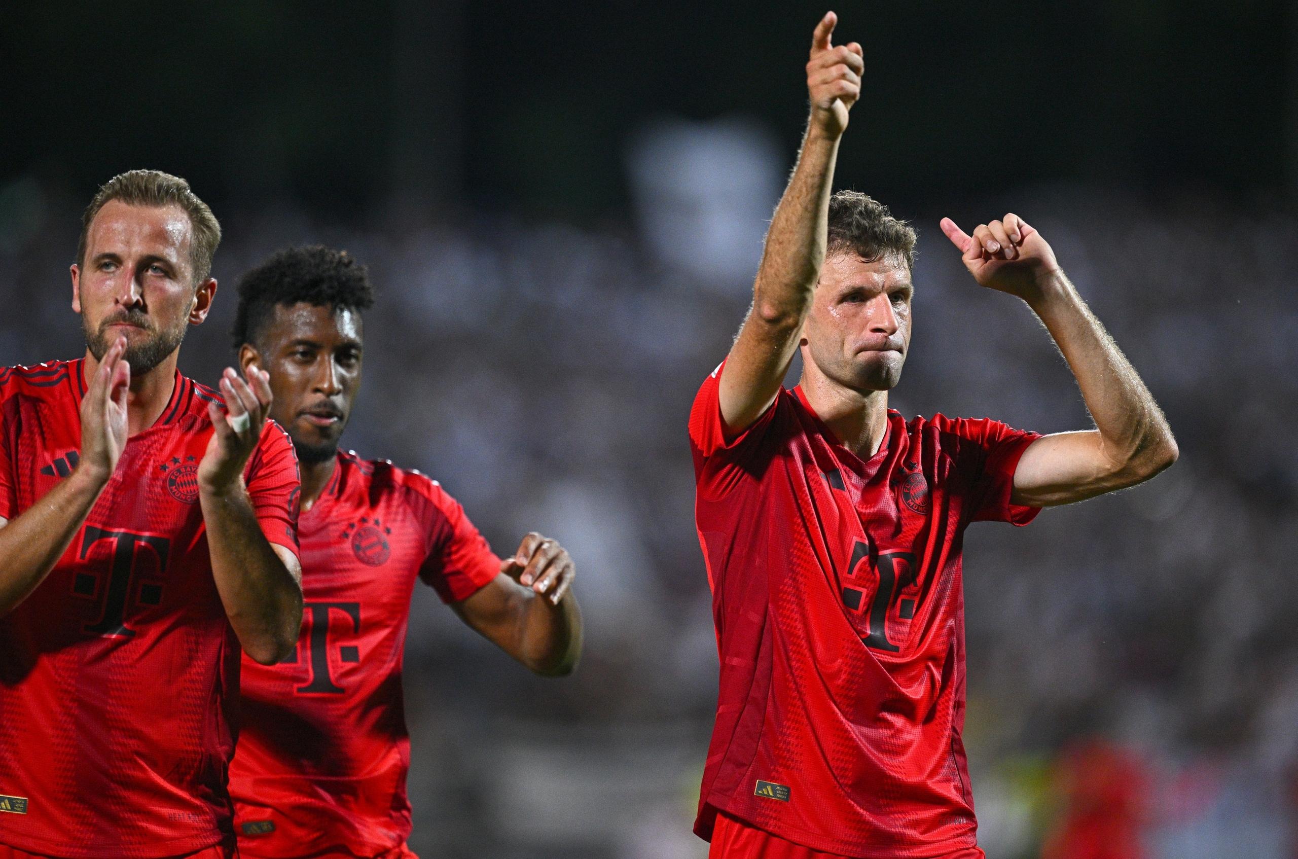16.08.2024, Baden-Württemberg, Ulm: Fußball, DFB-Pokal, 1. Runde, SSV Ulm 1846 - Bayern München, Donaustadion: Münchens Thomas Müller (r), Münchens Kingsley Coman (M) und Münchens Harry Kane jubeln nach dem Spiel. WICHTIGER HINWEIS: Gemäß den Vorgaben der DFL Deutsche Fußball Liga bzw. des DFB Deutscher Fußball-Bund ist es untersagt, in dem Stadion und/oder vom Spiel angefertigte Fotoaufnahmen in Form von Sequenzbildern und/oder videoähnlichen Fotostrecken zu verwerten bzw. verwerten zu lassen. 