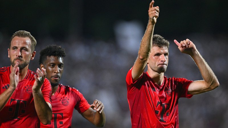 16.08.2024, Baden-Württemberg, Ulm: Fußball, DFB-Pokal, 1. Runde, SSV Ulm 1846 - Bayern München, Donaustadion: Münchens Thomas Müller (r), Münchens Kingsley Coman (M) und Münchens Harry Kane jubeln nach dem Spiel. WICHTIGER HINWEIS: Gemäß den Vorgaben der DFL Deutsche Fußball Liga bzw. des DFB Deutscher Fußball-Bund ist es untersagt, in dem Stadion und/oder vom Spiel angefertigte Fotoaufnahmen in Form von Sequenzbildern und/oder videoähnlichen Fotostrecken zu verwerten bzw. verwerten zu lassen. | Bild: dpa-Bildfunk/Tom Weller 16.08.2024, Baden-Württemberg, Ulm: Fußball, DFB-Pokal, 1. Runde, SSV Ulm 1846 - Bayern München, Donaustadion: Münchens Thomas Müller (r), Münchens Kingsley Coman (M) und Münchens Harry Kane jubeln nach dem Spiel. WICHTIGER HINWEIS: Gemäß den Vorgaben der DFL Deutsche Fußball Liga bzw. des DFB Deutscher Fußball-Bund ist es untersagt, in dem Stadion und/oder vom Spiel angefertigte Fotoaufnahmen in Form von Sequenzbildern und/oder videoähnlichen Fotostrecken zu verwerten bzw. verwerten zu lassen.