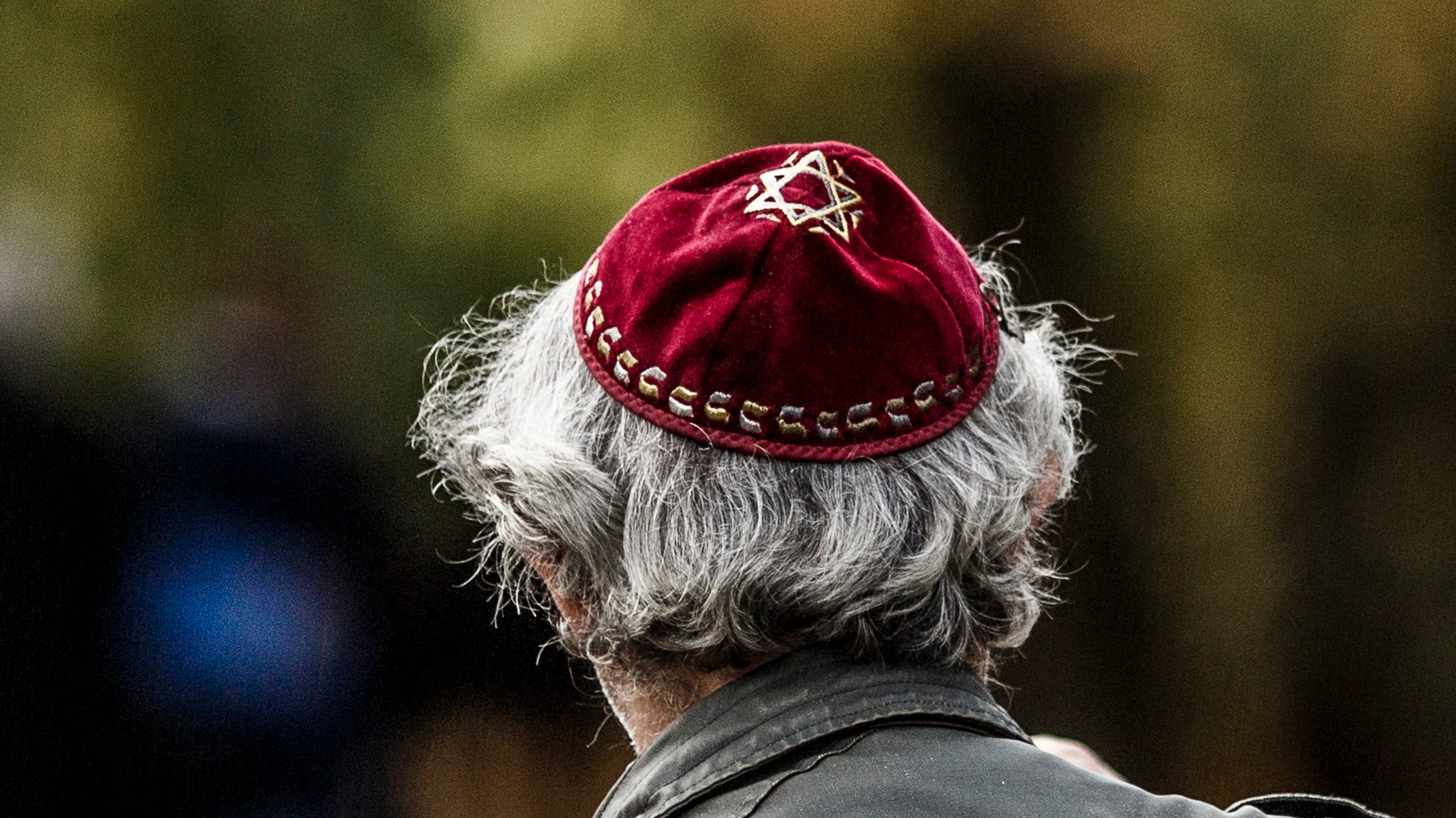 Ein jüdischer Mann trägt eine Kippa.