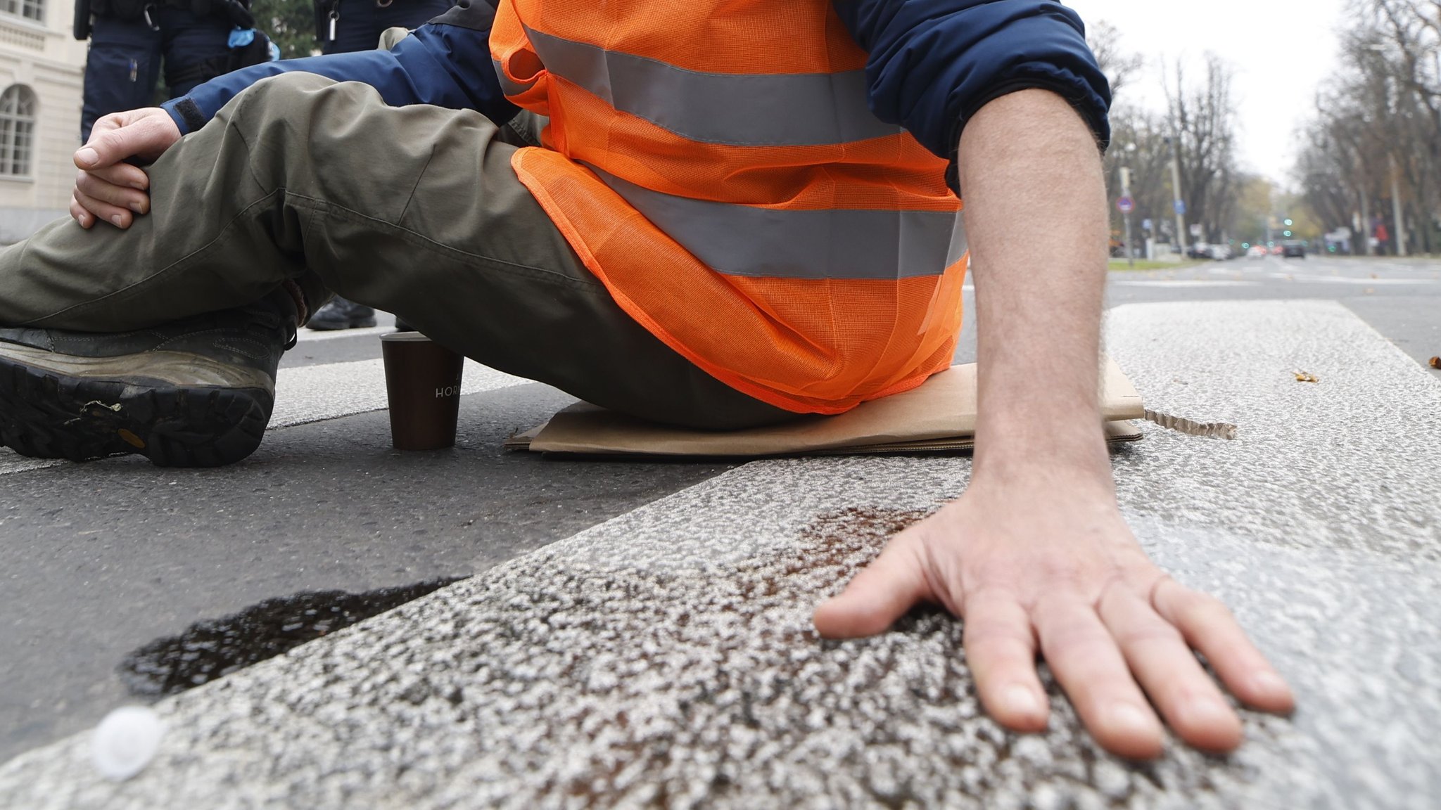 Aktivist von "Letzte Generation" hat sich auf der Straße festgeklebt