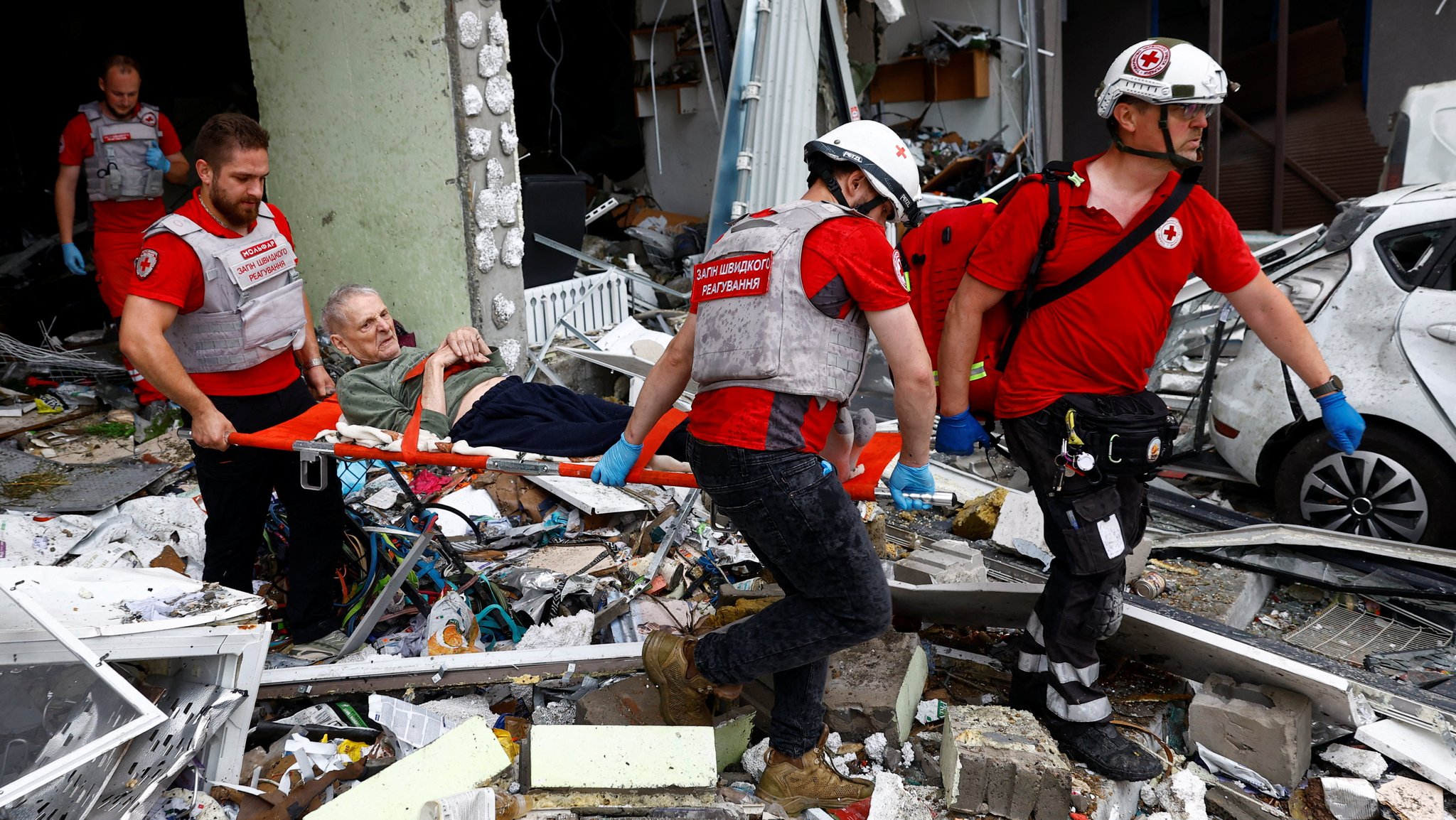 Ein Verletzter wird in Kiew von Helfern aus dem Trümmern getragen | Bild: REUTERS/Valentyn Ogirenko Ein Verletzter wird in Kiew von Helfern aus dem Trümmern getragen