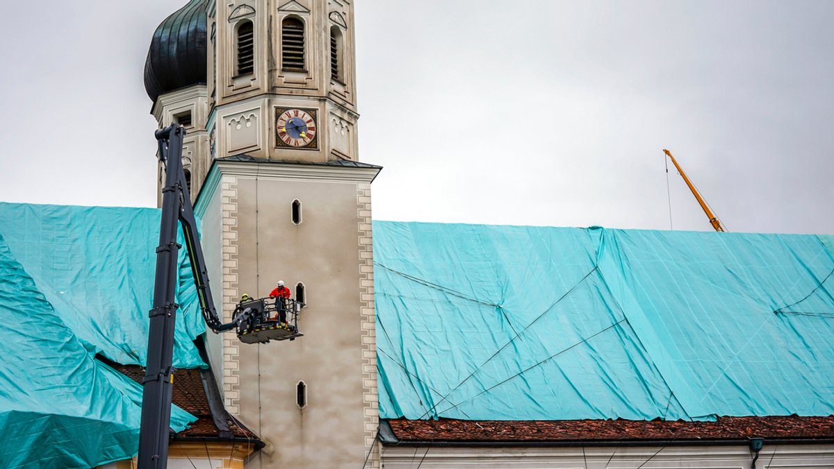 Helfer arbeiten am 29. August 2023 am Dach der vom Hagelunwetter verwüsteten Basilika im Kloster Benediktbeuern.