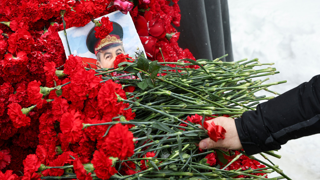 An der Kremlmauer häufen sich Blumen an Stalins Grab