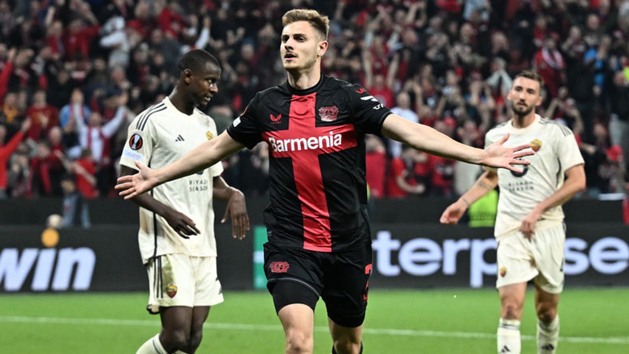 09.05.2024, Nordrhein-Westfalen, Leverkusen: Fußball: Europa League, Bayer Leverkusen - AS Rom, K.o.-Runde, Halbfinale, Rückspiele in der BayArena, Leverkusens Josip Stanisic jubelt über das Tor zum 2:2. Foto: Bernd Thissen/dpa +++ dpa-Bildfunk +++