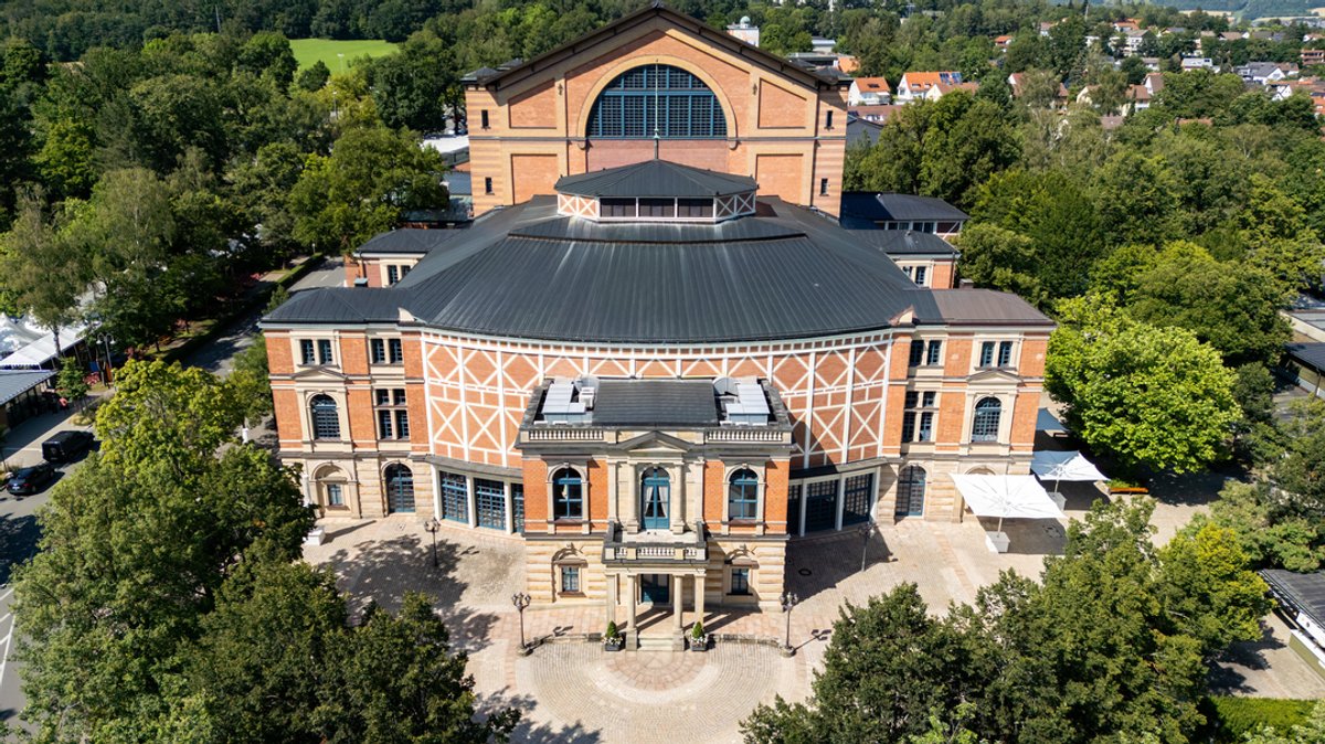 Eine Luftaufnahme zeigt das Bayreuther Festspielhaus.