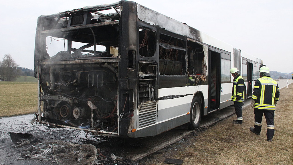 Der ausgebrannte Bus bei Babensham nahe Wasserburg am Inn.