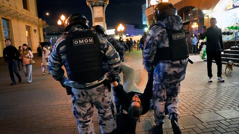Polizisten halten einen Demonstranten während einer Demonstration gegen die Verkündung der Teilmobilmachung fest. 
