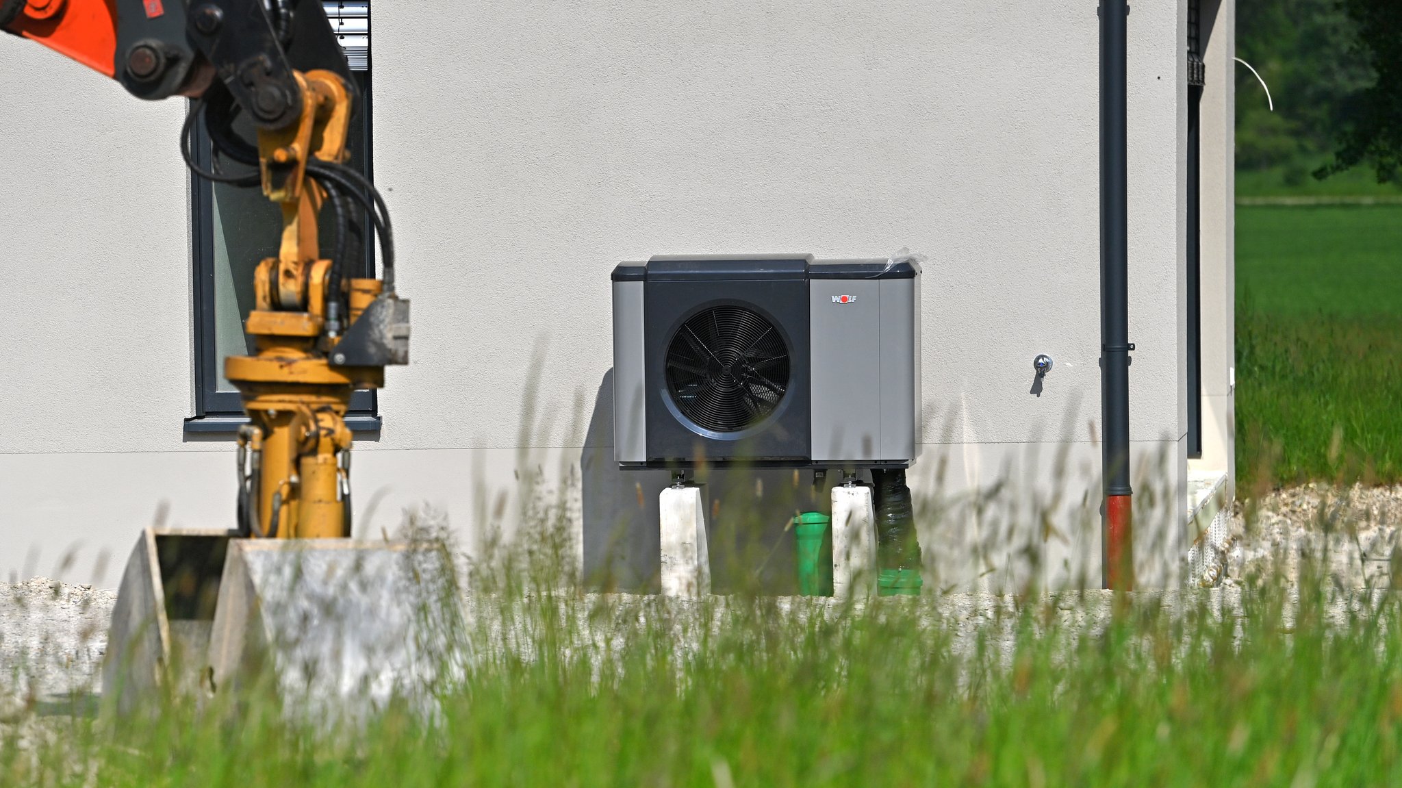 Symbolfoto: Wärmepumpe bei einem Neubau 