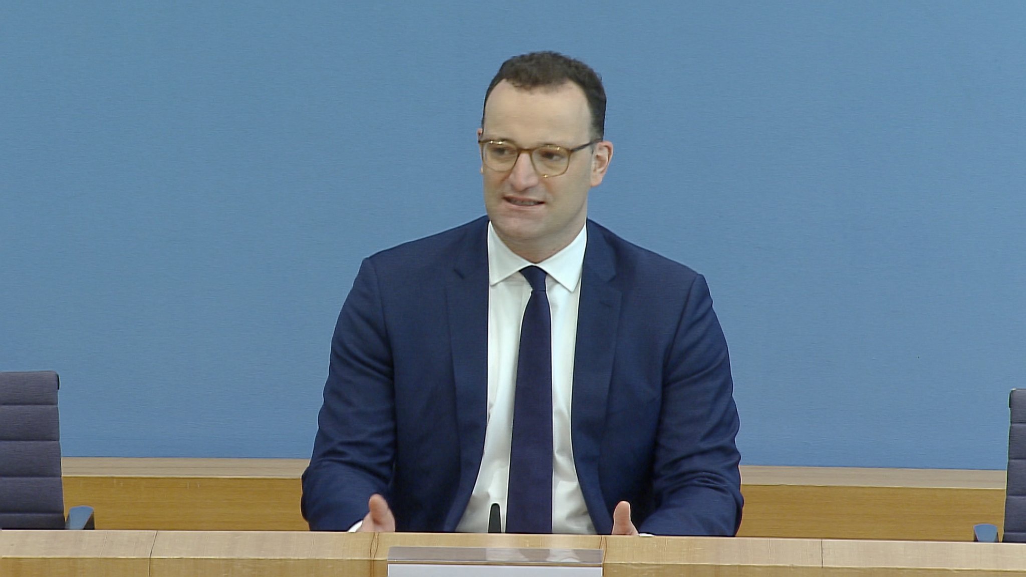 Im Juni könnte die Priorisierung beim Impfen fallen - davon geht Gesundheitsminister Spahn aus. Er betonte aber auch, dass das keine Garantie für einen Impftermin im Juni gebe. Er dämpfte auch die Hoffnung auf volle Stadien bei der Fußball-EM.