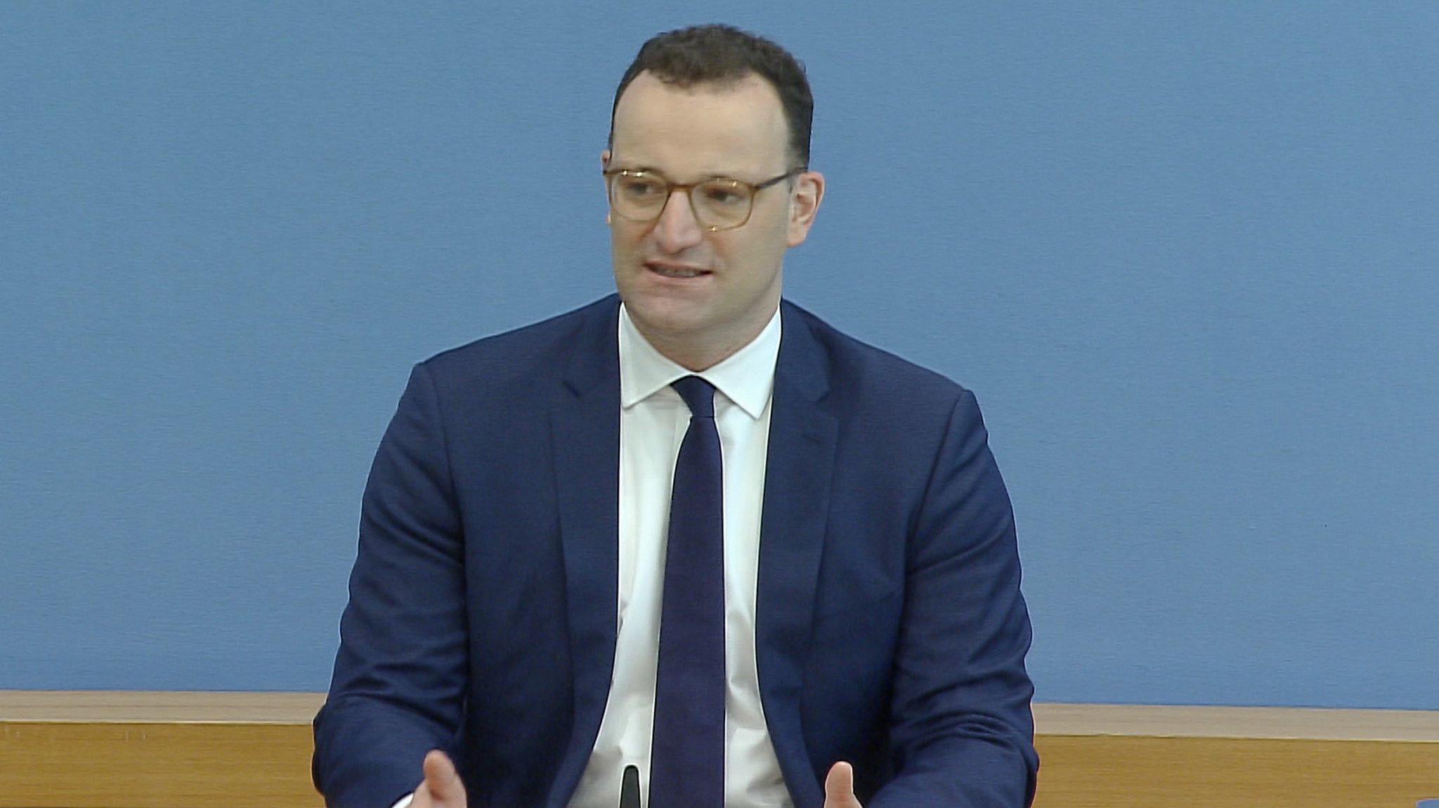 Im Juni könnte die Priorisierung beim Impfen fallen - davon geht Gesundheitsminister Spahn aus. Er betonte aber auch, dass das keine Garantie für einen Impftermin im Juni gebe. Er dämpfte auch die Hoffnung auf volle Stadien bei der Fußball-EM.