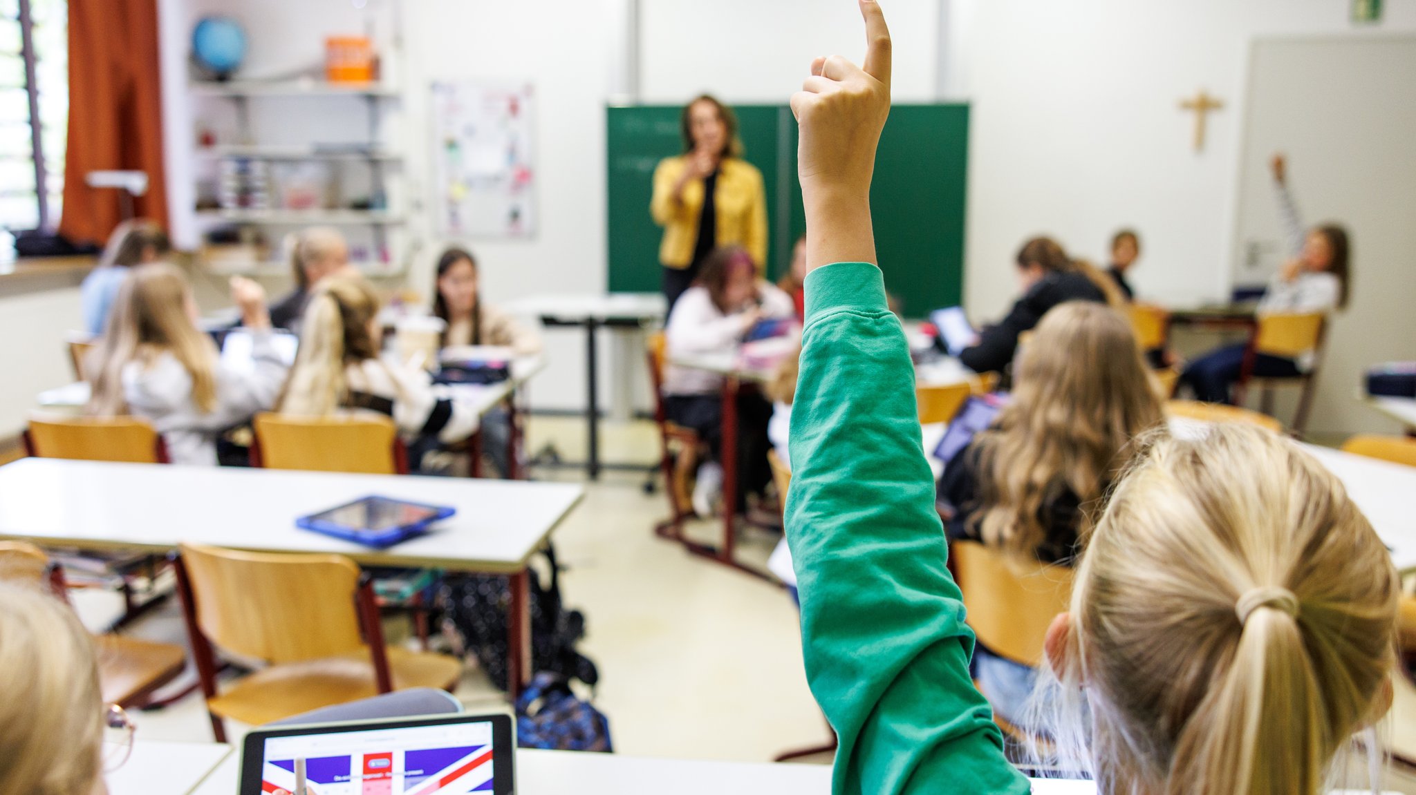 Schülerinnen einer sechsten Klasse melden sich in einem Klassenraum an der Maria-Ward-Realschule in Schrobenhausen (Bayern) während einer Unterrichtsstunde. 