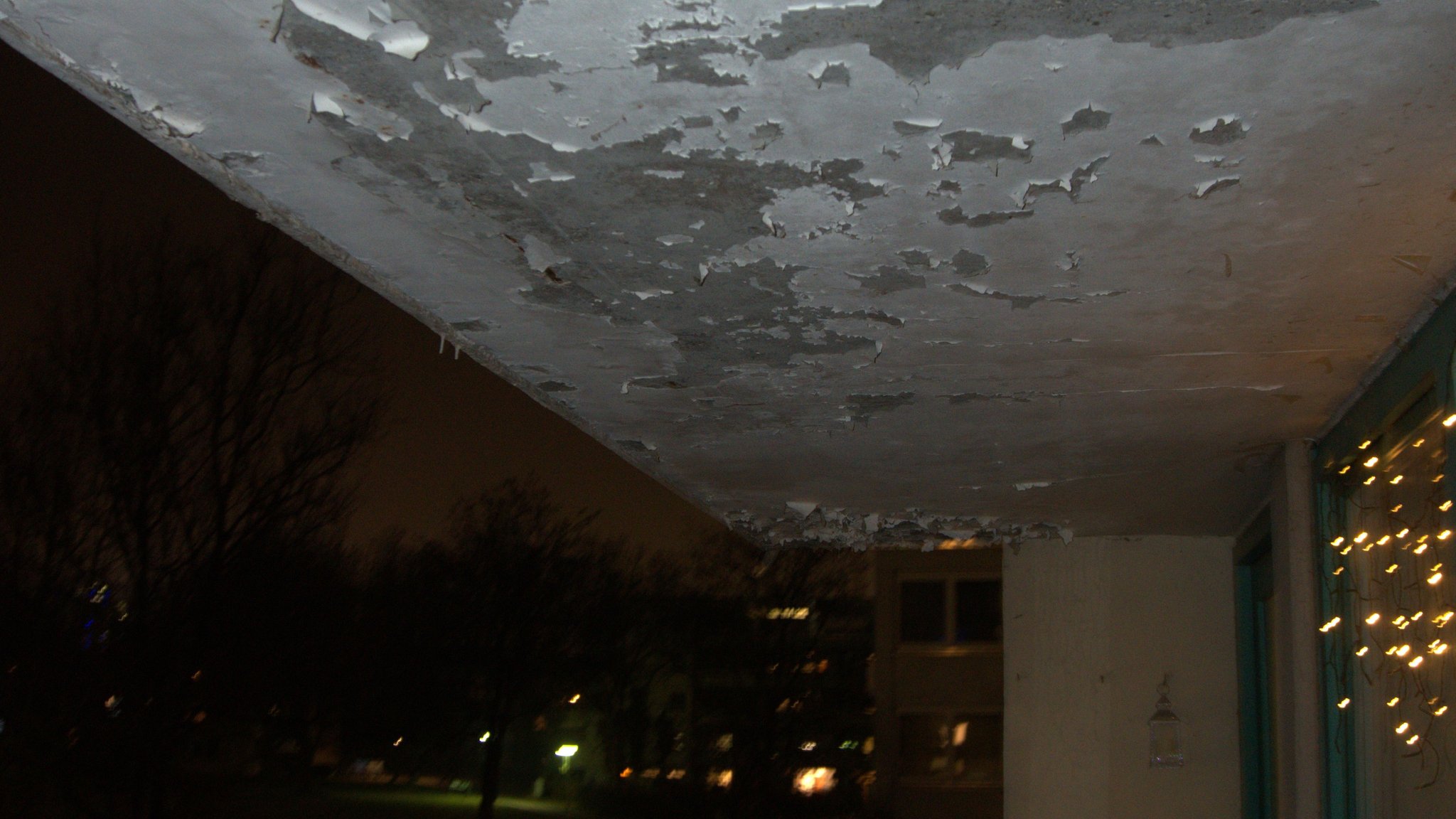 Abplatzender Putz von Balkondecken – nur einer von vielen Mängeln im Wohnheim der Studentenstadt, den die Studierenden dokumentiert haben.