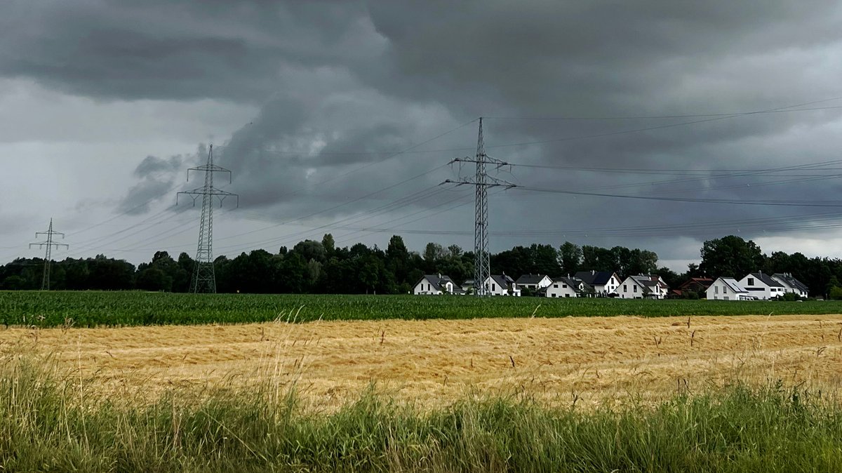 Wetterbild vom 03.07.2024: Dunkle Regenwolken in Bayern (Symbolbild)