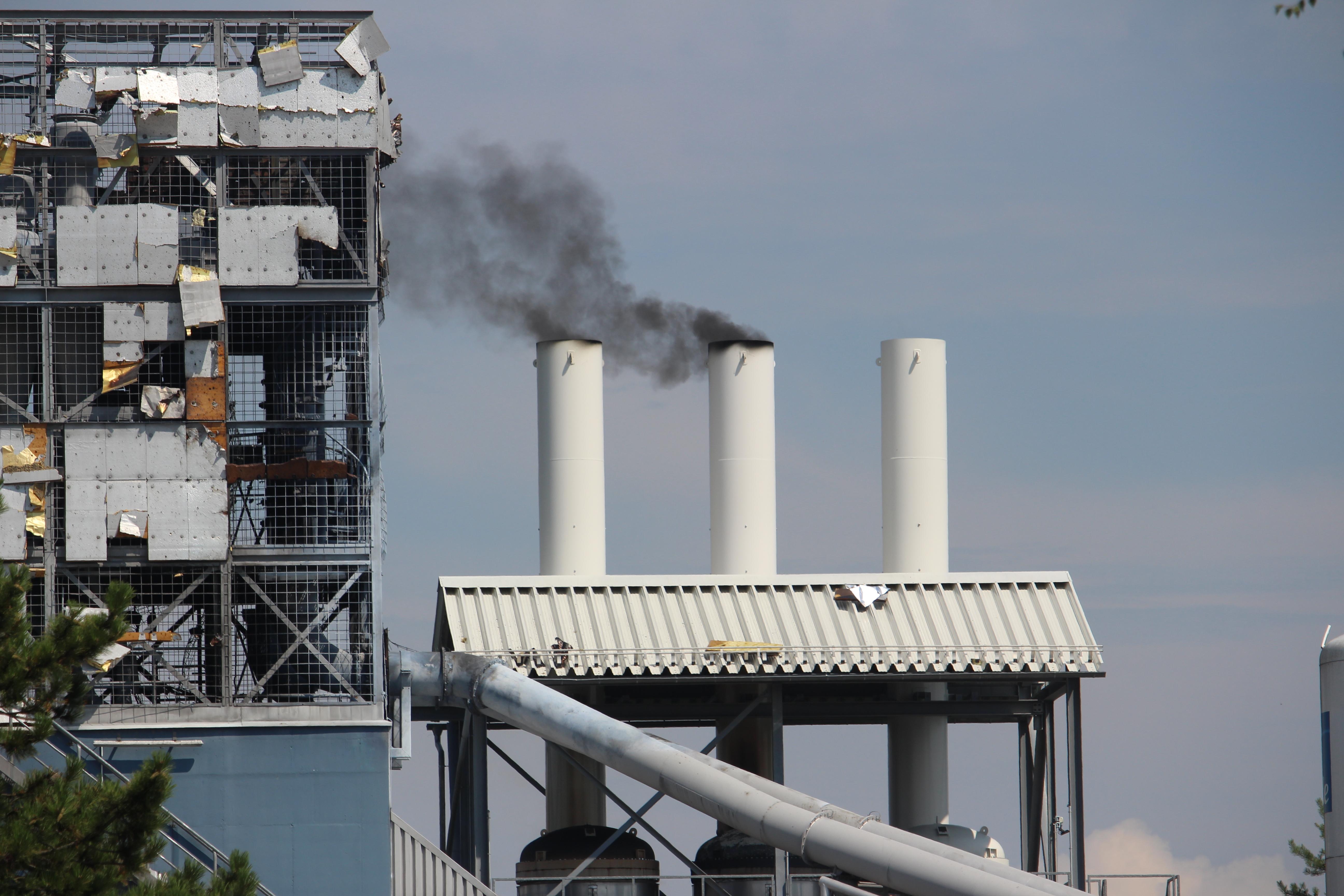 Schwarzer Rauch aus dem Schornstein.