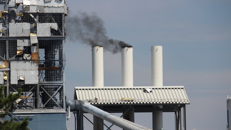 Schwarzer Rauch aus dem Schornstein. | Bild: BR/Marcel Kehrer Schwarzer Rauch aus dem Schornstein.
