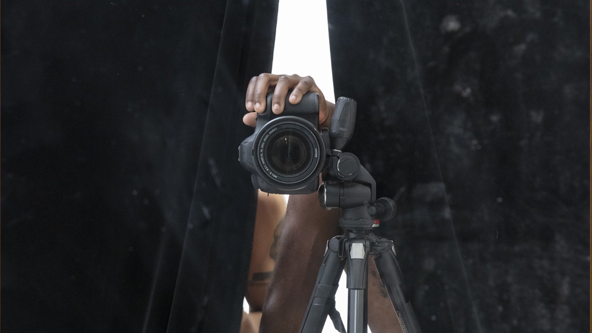 Blick in eine Kameralinse zwischen schwarzen Vorhängen | Bild: Paul Mpagi Sepuya, courtesy the artist and Galerie Peter Kilchmann, Zürich / Paris Blick in eine Kameralinse zwischen schwarzen Vorhängen