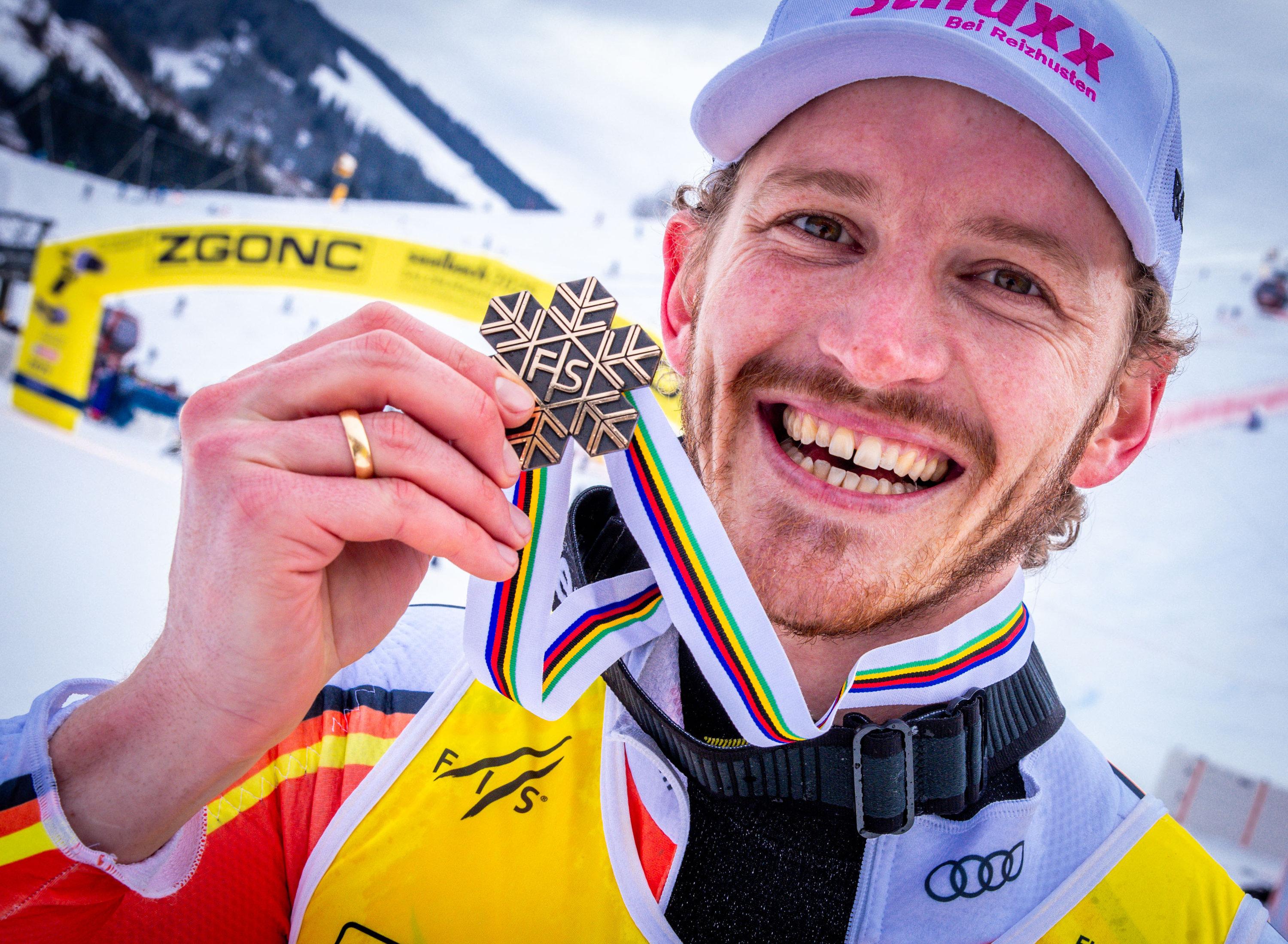 16.02.2025, Österreich, Saalbach-Hinterglemm: Ski alpin: Weltmeisterschaft, Slalom, Herren, 2. Durchgang, Linus Straßer aus Deutschland jubelt nach dem Gewinn der Bronzemedaille. 
