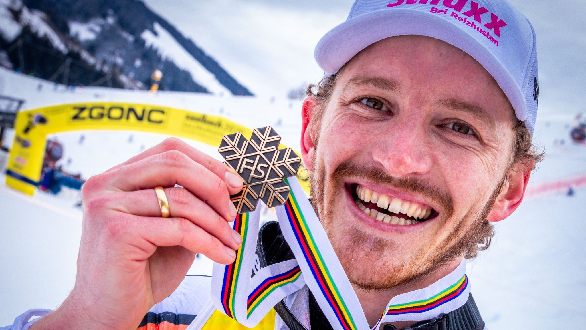 16.02.2025, Österreich, Saalbach-Hinterglemm: Ski alpin: Weltmeisterschaft, Slalom, Herren, 2. Durchgang, Linus Straßer aus Deutschland jubelt nach dem Gewinn der Bronzemedaille. 