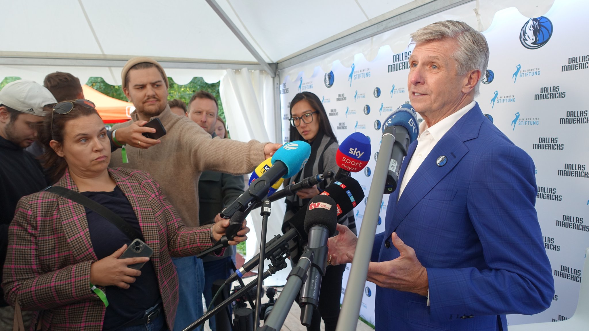 Rick Welts, CEO der Dallas Mavericks beantwortet die Fragen der Journalisten und Journalistinnen in Würzburg.