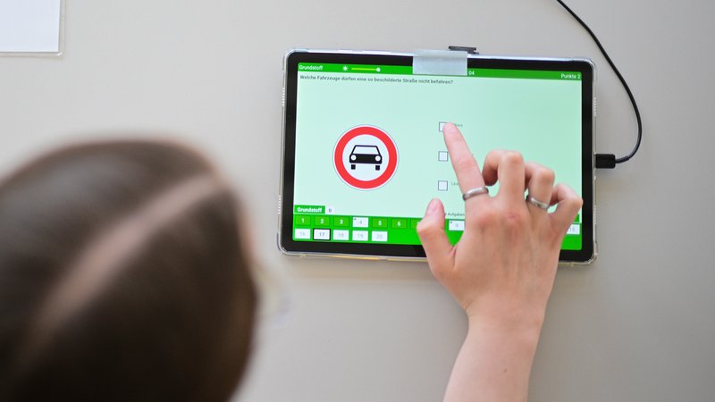 Eine Frau beantwortet eine Frage der theoretischen Prüfung des Führerscheins. | Bild: pa/dpa | Sebastian Gollnow Eine Frau beantwortet eine Frage der theoretischen Prüfung des Führerscheins.