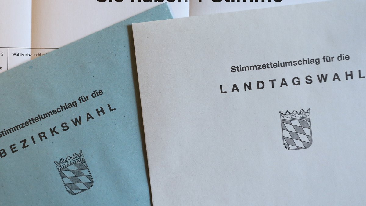Die Umschläge für die Stimmzettel: Landtagswahl (weiß), Bezirkswahl (blau). Die Umschläge mit den Stimmzetteln verschicken Sie in dem großen roten Umschlag.