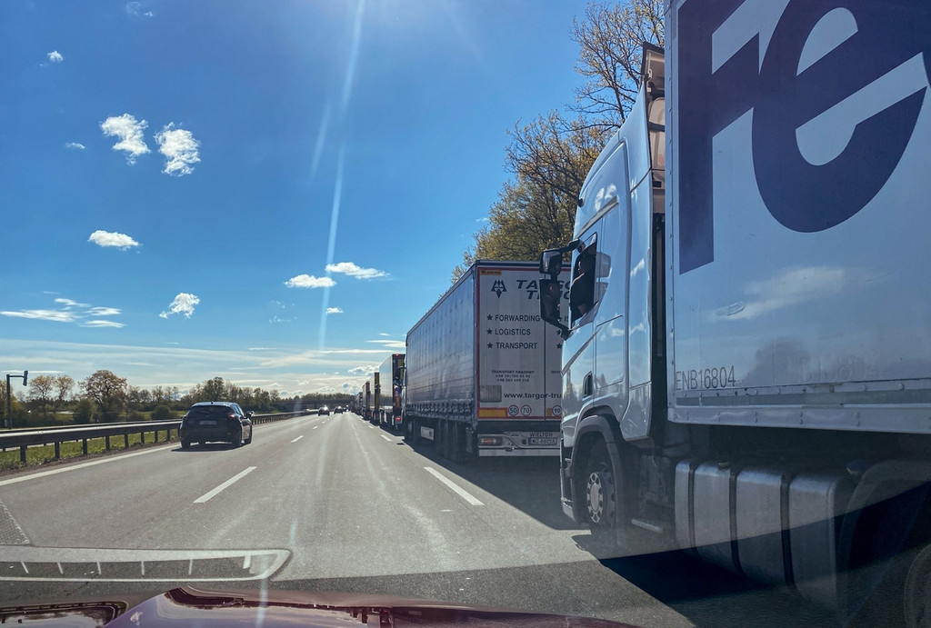 Lkw stauen sich auf der A8 vor dem Inntal-Dreieck wegen Blockabfertigung an der Grenze zu Österreich.