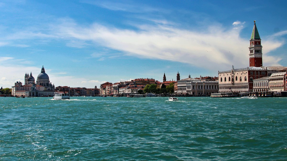 Blick vom Vaporetto auf Venedig mit Dogenpalast (2. Gebäude von rechts) und dem Markusturm (Archivbild).