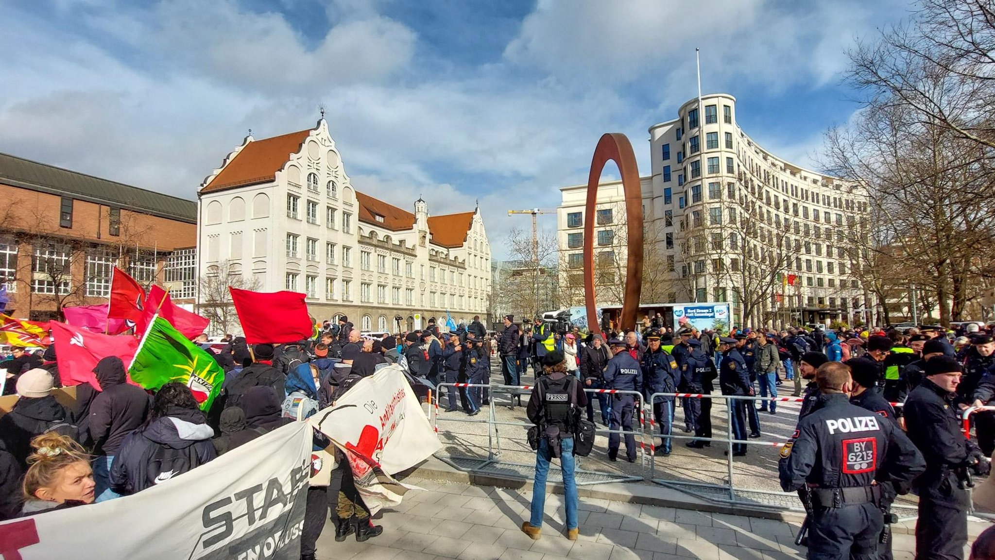 Demo am Alten Botanischen Garten: Hinter der Absperrung die AfD, davor Gegner, dazwischen die Polizei.