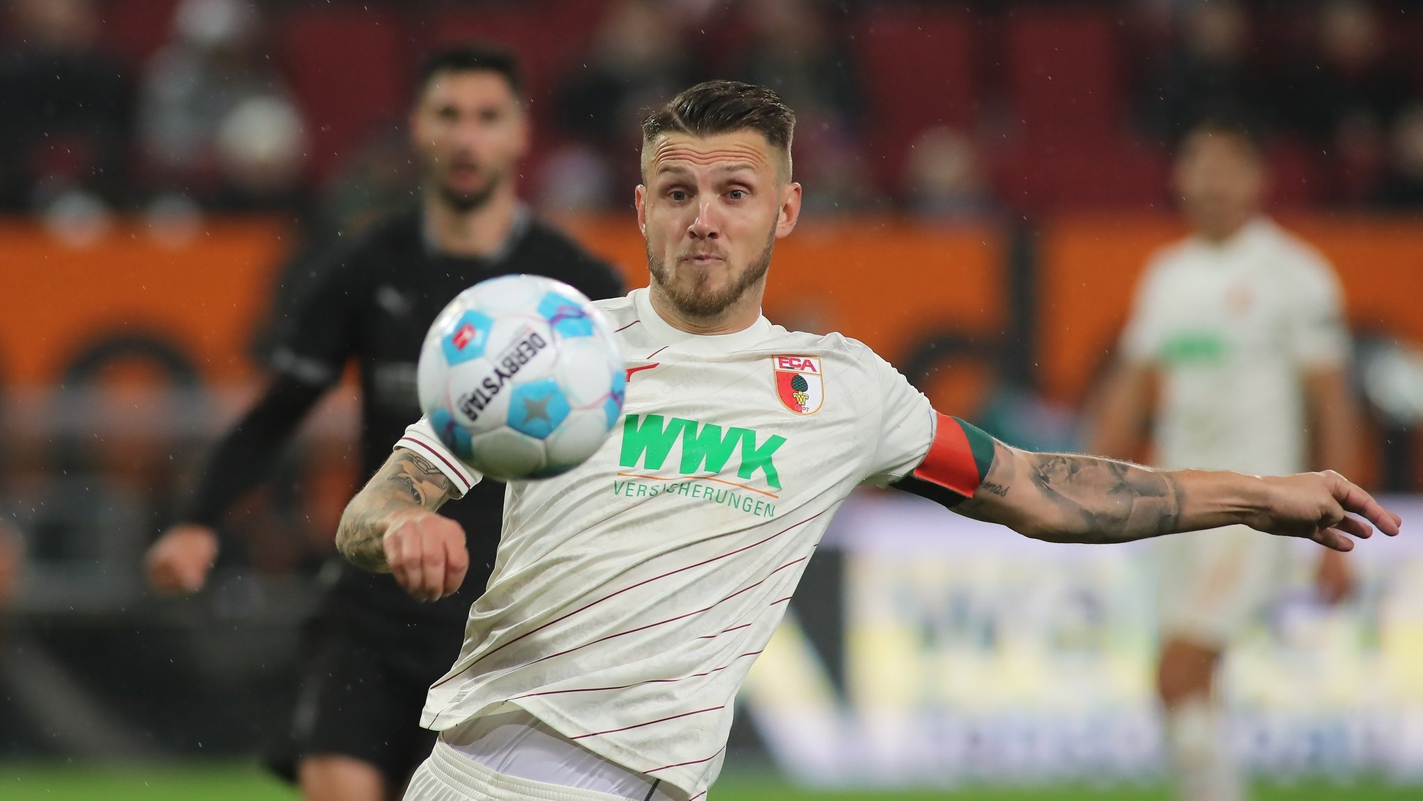 Jeffrey Gouweleeuw vom FC Augsburg