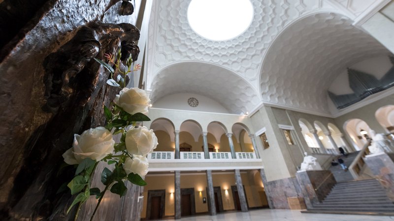 Archivbild: Im Lichthof der Ludwig-Maximilians-Universität (LMU) sind weiße Rosen am Denkmal für die Widerstandsgruppe "Weiße Rose" zu sehen..