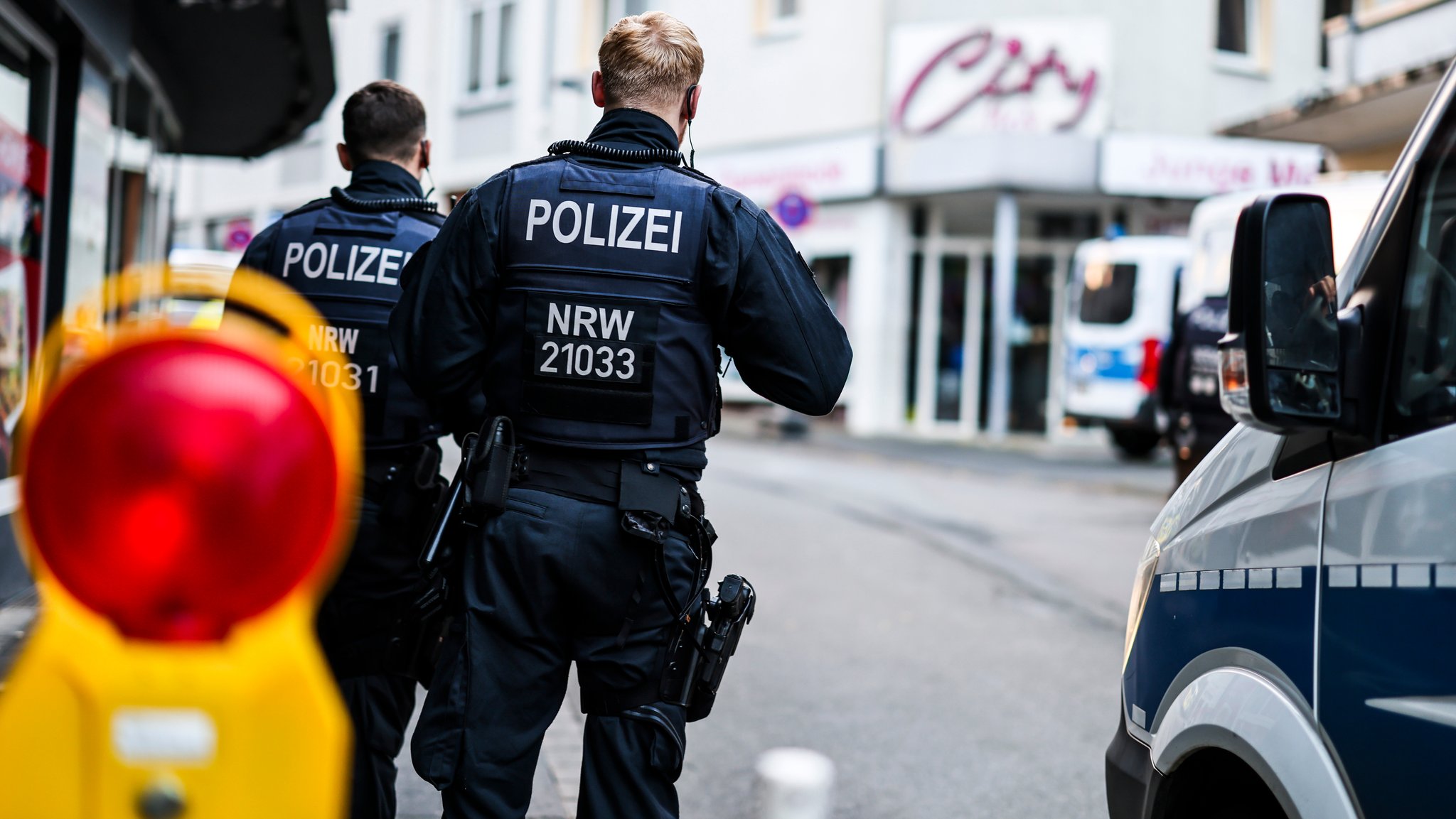 Polizisten stehen am frühen Morgen an einer Absperrung in der Solinger Innenstadt. 