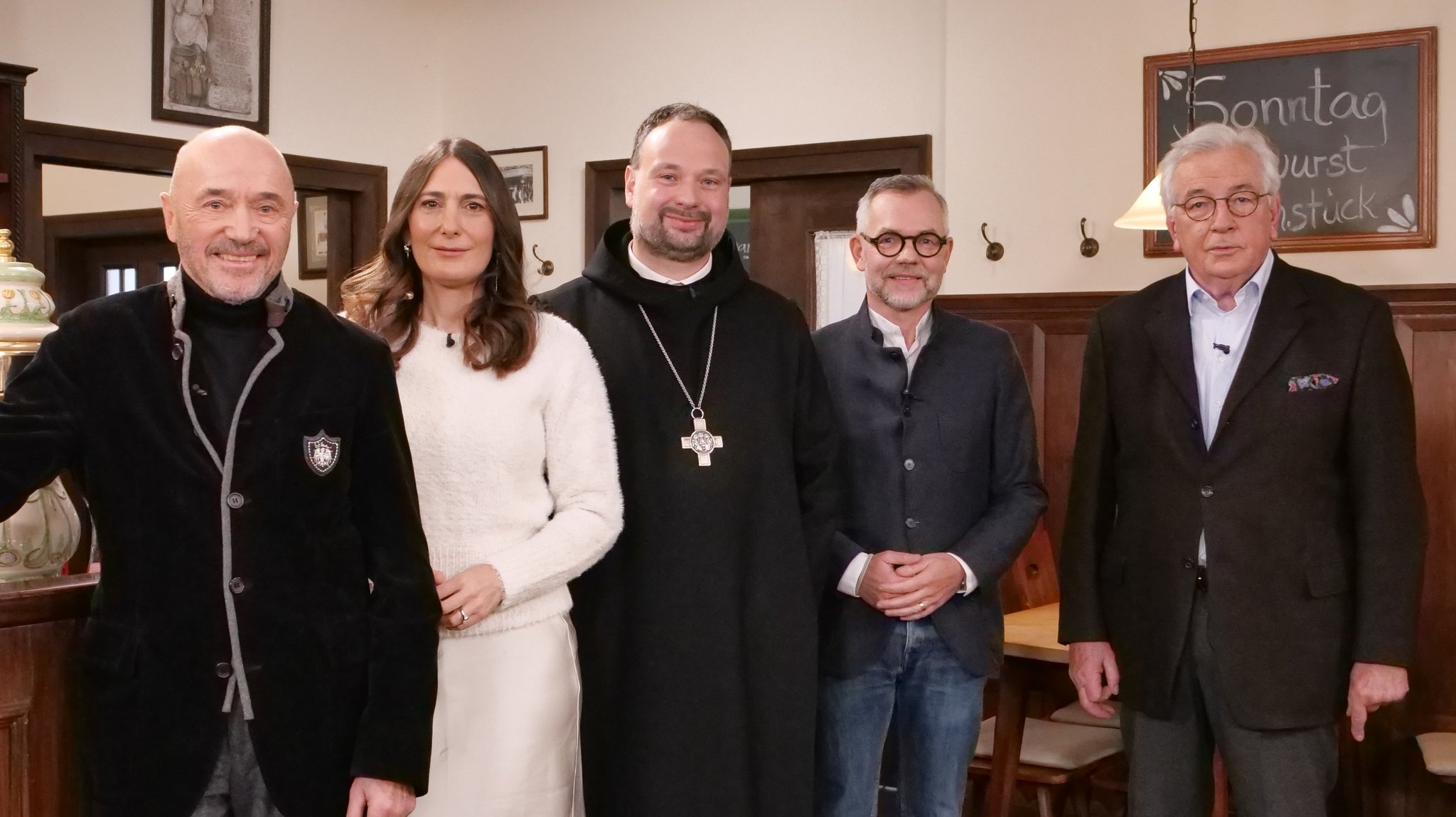 Gastgeber Hans Werner Kilz, seine beiden Stammgäste Anja Kohl und Christian Neureuther und Michael Roth und Abt Nikodemus Schnabel. | Bild: A.H. Schroll Gastgeber Hans Werner Kilz, seine beiden Stammgäste Anja Kohl und Christian Neureuther und Michael Roth und Abt Nikodemus Schnabel.