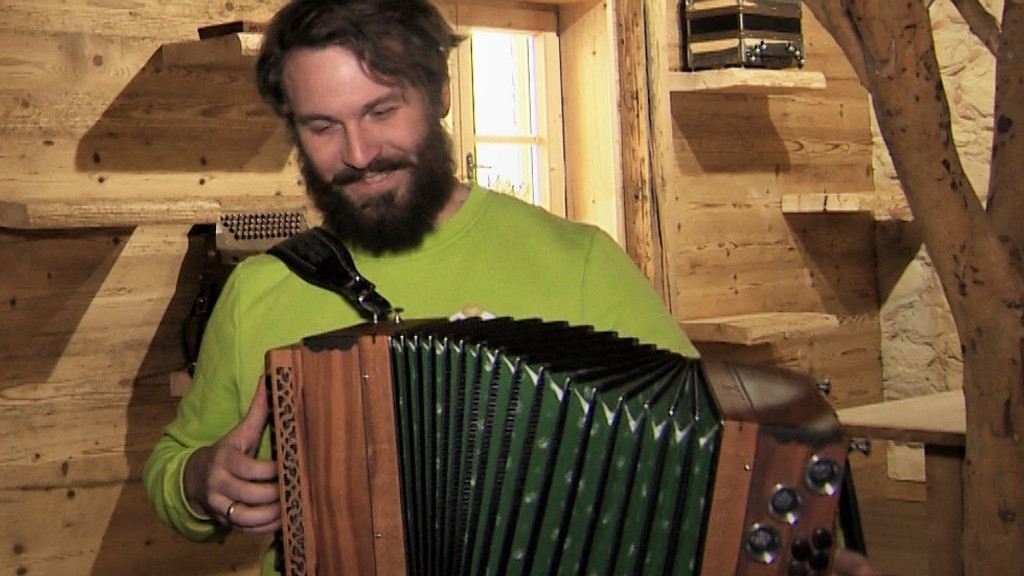 Quirin Kaiser an einer neu gefertigten Steirischen Harmonika