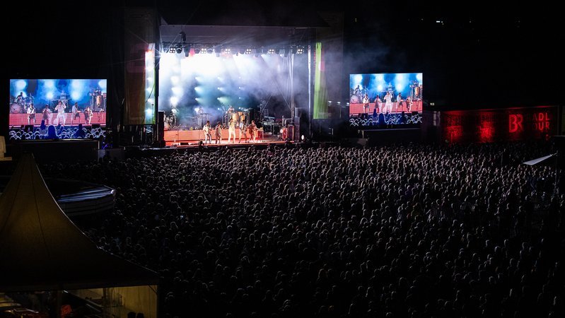 Tausende Menschen bei einem Konzert. 
