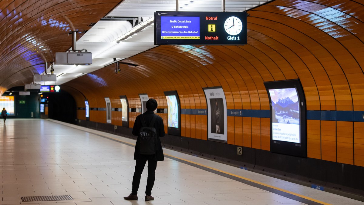 Trotz des Warnstreiks warten ein Fahrgast am U-Bahnhof Marienplatz. Verdi fordert in der laufenden Tarifrunde für die bundesweit 2,3 Millionen Beschäftigten im öffentlichen Dienst 4,8 Prozent mehr Lohn, mindestens aber 150 Euro mehr im Monat.