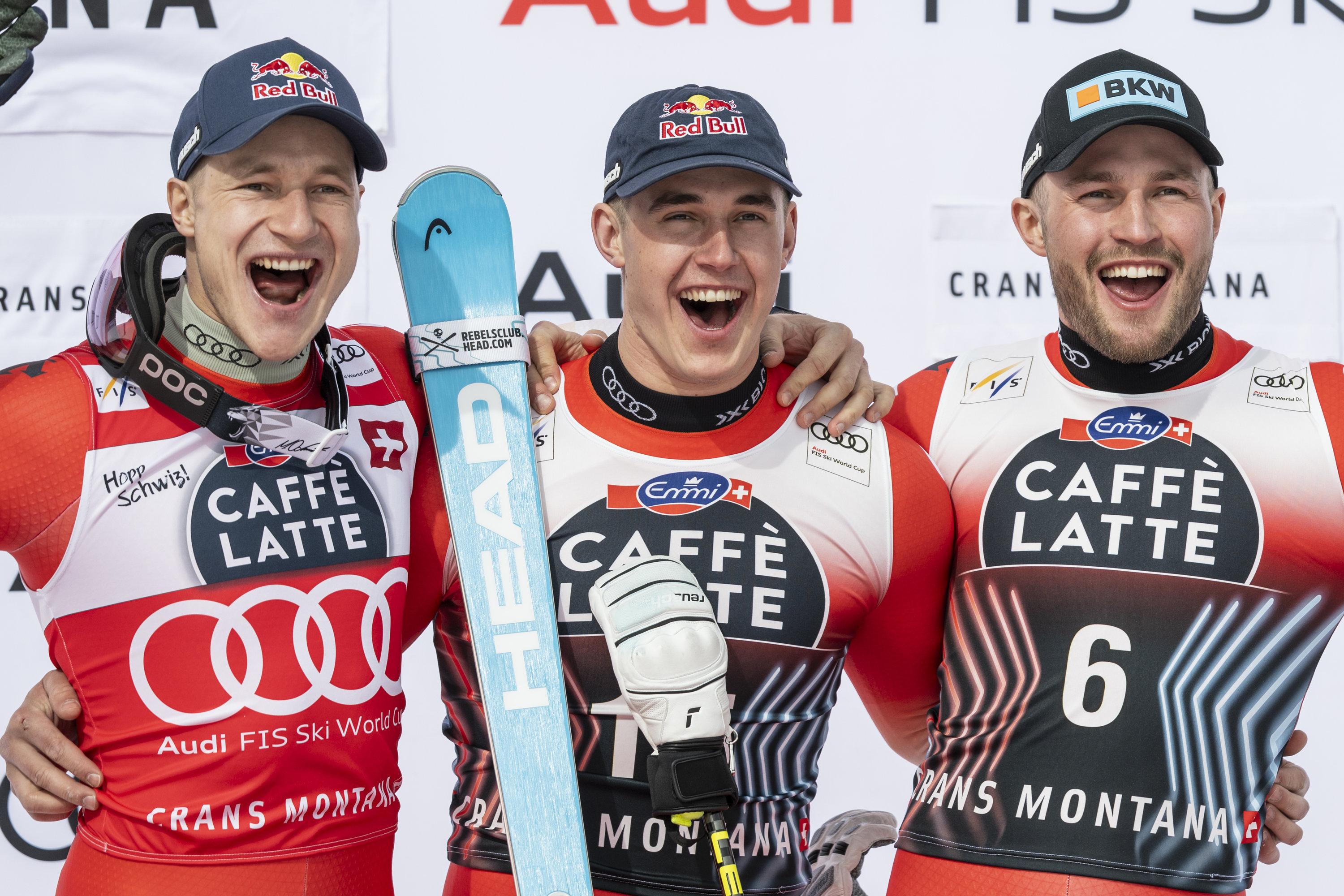 22.02.2025, Schweiz, Crans-Montana: Ski alpin: Weltcup, Abfahrt, Herren. Der Sieger Franjo von Allmen aus der Schweiz, Mitte, der zweitplatzierte Marco Odermatt aus der Schweiz, links, und der drittplatzierte Alexis Monney aus der Schweiz, rechts, feiern auf dem Podium. Foto: Alessandro della Valle/KEYSTONE/dpa +++ dpa-Bildfunk +++
