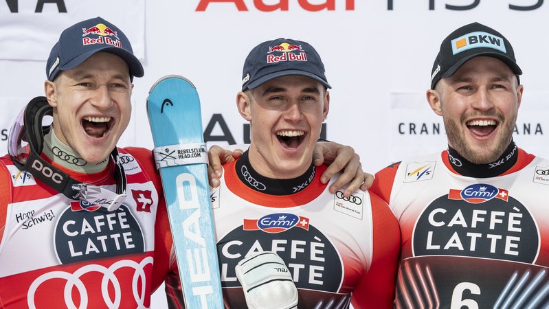 22.02.2025, Schweiz, Crans-Montana: Ski alpin: Weltcup, Abfahrt, Herren. Der Sieger Franjo von Allmen aus der Schweiz, Mitte, der zweitplatzierte Marco Odermatt aus der Schweiz, links, und der drittplatzierte Alexis Monney aus der Schweiz, rechts, feiern auf dem Podium. Foto: Alessandro della Valle/KEYSTONE/dpa +++ dpa-Bildfunk +++ | Bild: dpa-Bildfunk/Alessandro della Valle 22.02.2025, Schweiz, Crans-Montana: Ski alpin: Weltcup, Abfahrt, Herren. Der Sieger Franjo von Allmen aus der Schweiz, Mitte, der zweitplatzierte Marco Odermatt aus der Schweiz, links, und der drittplatzierte Alexis Monney aus der Schweiz, rechts, feiern auf dem Podium. Foto: Alessandro della Valle/KEYSTONE/dpa +++ dpa-Bildfunk +++