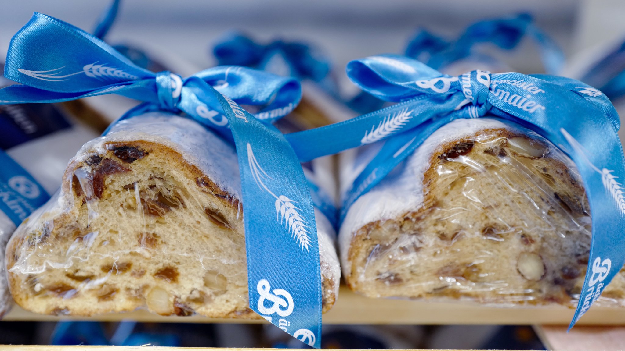 Abgepackte Stollen der Bäckerei Brücklmaier. | Bild: picture alliance / SZ Photo | Alessandra Schellnegger Abgepackte Stollen der Bäckerei Brücklmaier.