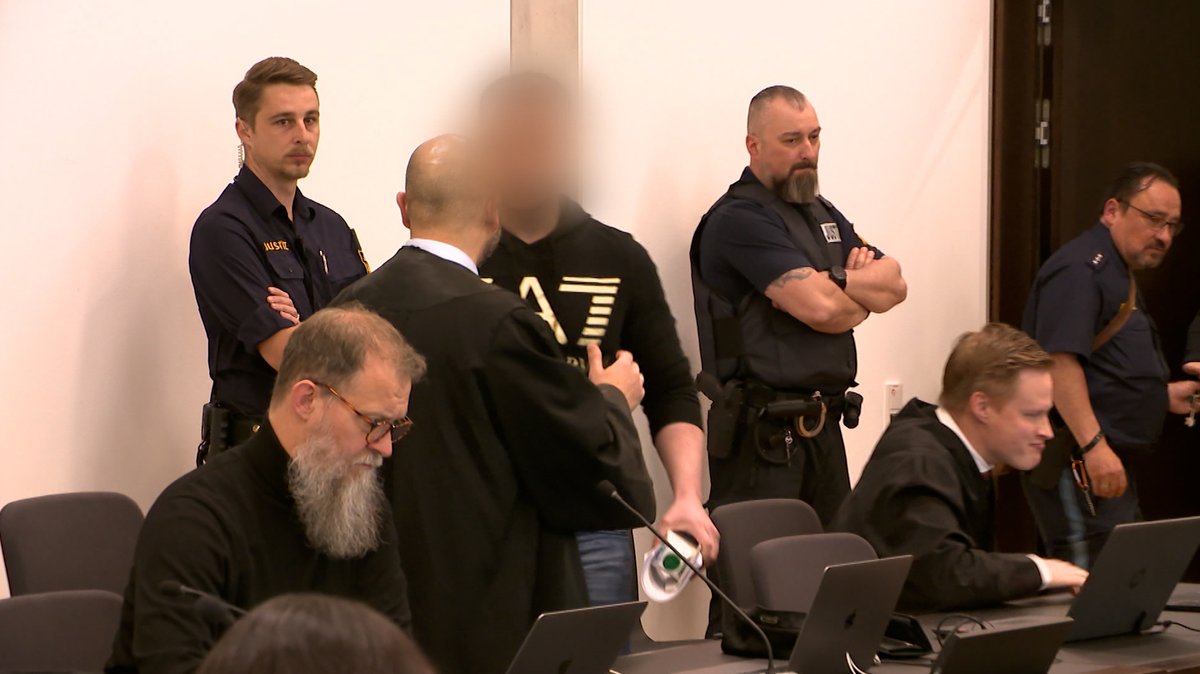 Der Angeklagte (4. von links) mit seinen Anwälten im Gerichtssaal