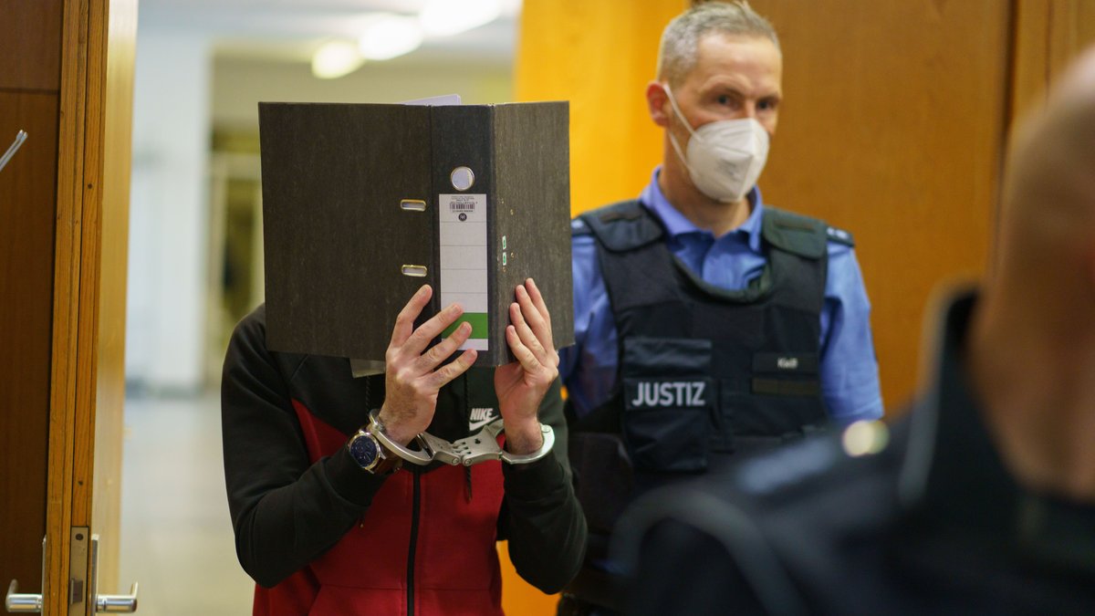 Ein ehemaliges IS-Mitglied wird vor der Urteilsverkündung in den Saal im Frankfurter Oberlandesgericht geführt. 