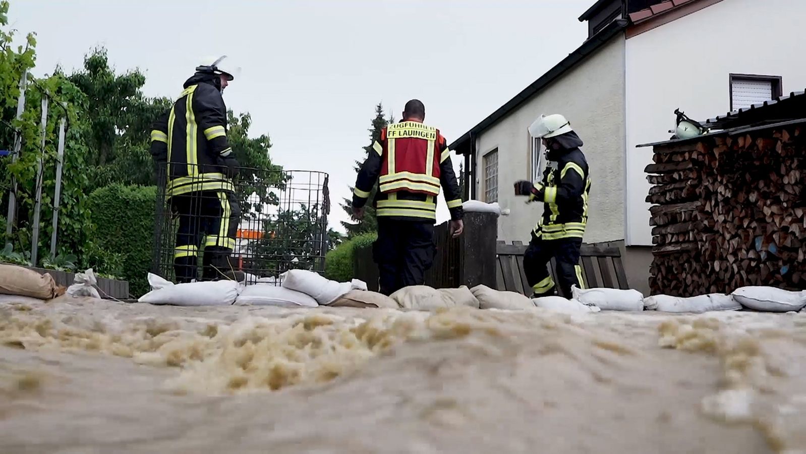 images Hochwasser Wertingen 2021 grosseinsatz der feuerwehr in wertingen im landkreis dillingen starkregen hatte dort rund 125 keller uberflutet 19 feuerwehren aus der umgebung und das thw waren bis zum fruhen montagmorgen im