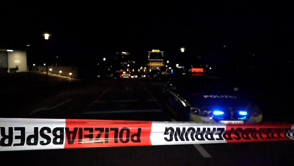 In Regensburg hat die Polizei auf ein flüchtendes Auto geschossen. Der Fahrer war durch seine aggressive Fahrweise aufgefallen und hätte kontrolliert werden sollen. Er ist immer noch auf der Flucht. Die Polizei hat weitere Details bekanntgegeben. | Bild: Bayerischer Rundfunk 2023 In Regensburg hat die Polizei auf ein flüchtendes Auto geschossen. Der Fahrer war durch seine aggressive Fahrweise aufgefallen und hätte kontrolliert werden sollen. Er ist immer noch auf der Flucht. Die Polizei hat weitere Details bekanntgegeben.