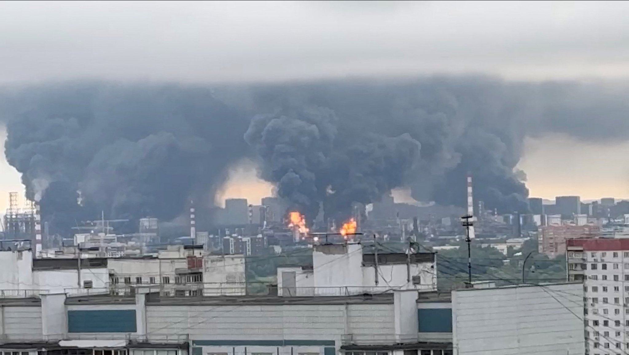 Rauch steigt über einer Ölraffinierie in Moskau auf | Bild: Reuters Rauch steigt über einer Ölraffinierie in Moskau auf