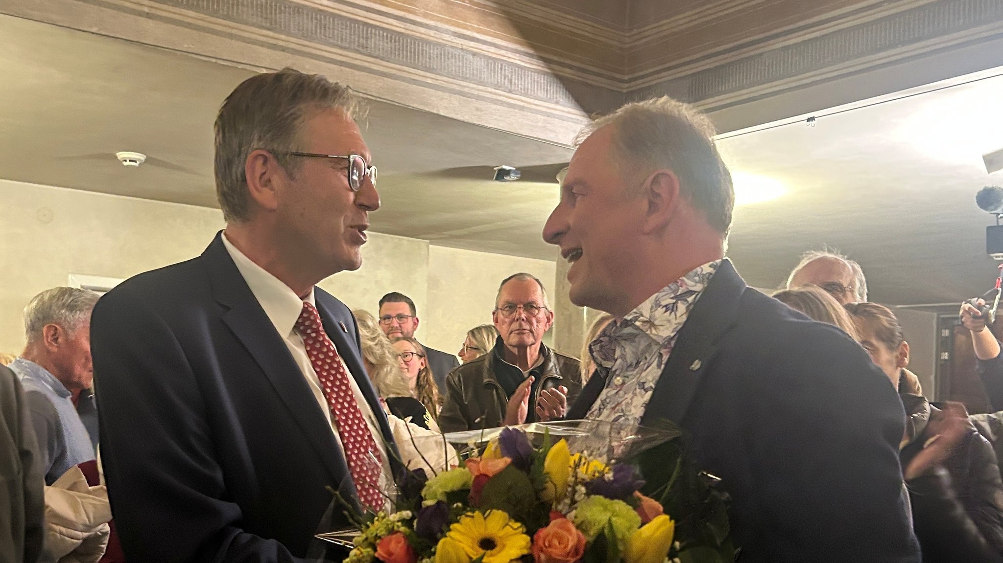Oberbürgermeister in Aschaffenburg: Amtsinhaber Jürgen Herzing (SPD, links) gratuliert seinem Nachfolger Markus Schlemmer (CSU, rechts). | Bild: BR/Alina Hanss Oberbürgermeister in Aschaffenburg: Amtsinhaber Jürgen Herzing (SPD, links) gratuliert seinem Nachfolger Markus Schlemmer (CSU, rechts).