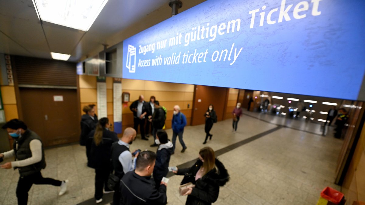 München: Fahrkartenkontrolle im U-Bahnhof Stachus. (Archivbild)